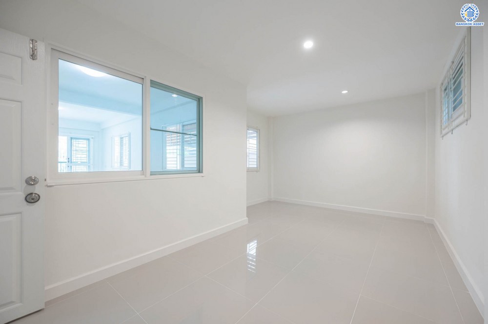 บ้านมือสองตกแต่งใหม่ โครงการ ศุภาลัยวิลล์ ราชพฤกษ์-บางบัวทอง เนื้อที่ 38.1 ตร.ว. พื้นที่ใช้สอยเยอะกว่า 184.98 ตร.ม. ตอบโจทย์ทุกการอยู่อาศัย ฟังก์ชัน 3 ห้องนอน 2 ห้องน้ำ 2 ที่จอดรถ บนทำเลเชื่อมต่อ รถไฟฟ้าสายสีม่วง "สถานีบางพลู" รายล้อมด้วยสิ่งอำนวยความสะดวกมากมาย